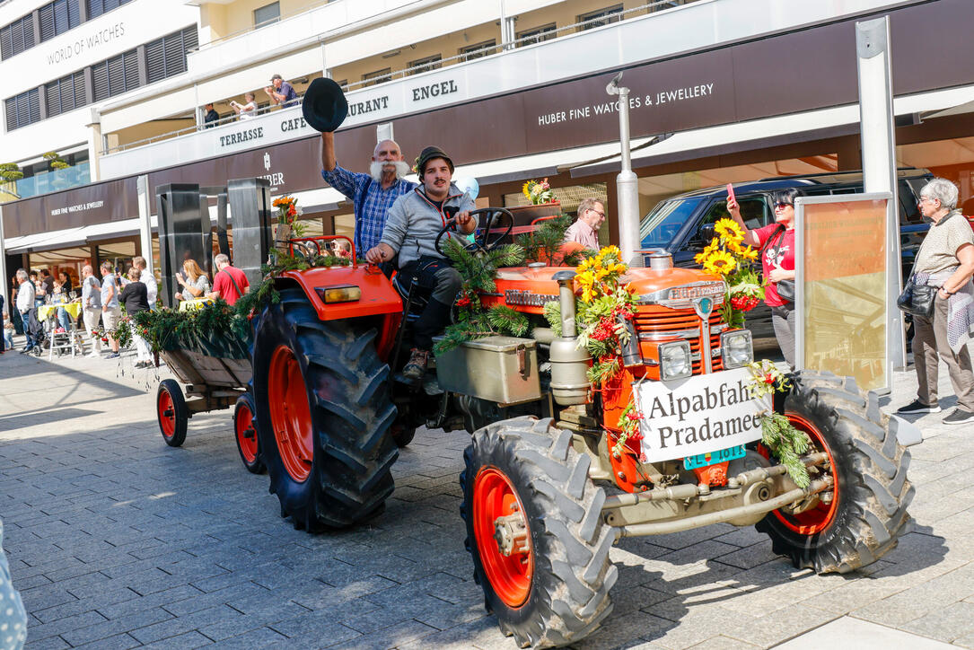 Alpabfahrt-Pradamee durch das Städtle, Vaduz, Liechtenstein.