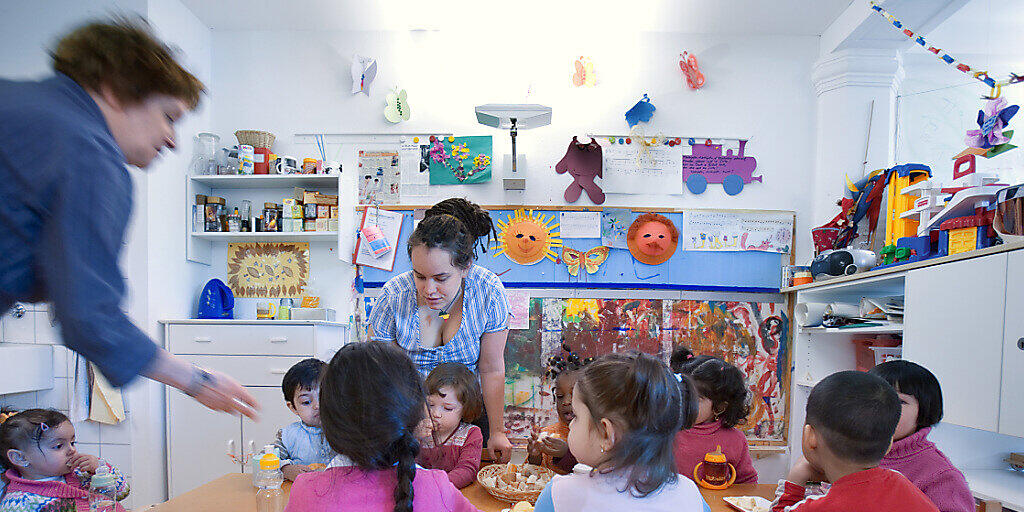 Wer seine Kinder extern betreuen lässt, kann künftig höhere Steuerabzüge machen. Es profitieren aber auch Eltern, die ihre Kinder selber betreuen. Das kommt vor allem Familien mit hohen Einkommen zugute. (Archivbild)
