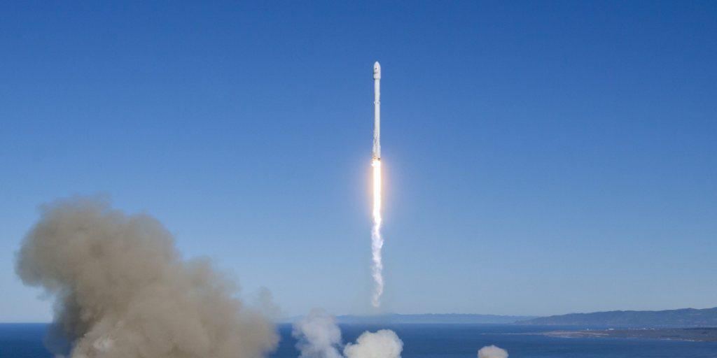 Die Trägerrakete hob von einem Weltraumbahnhof in Kalifornien ab und setzte zehn Satelliten auf ihrer Umlaufbahn in 620 Kilometern Höhe aus.