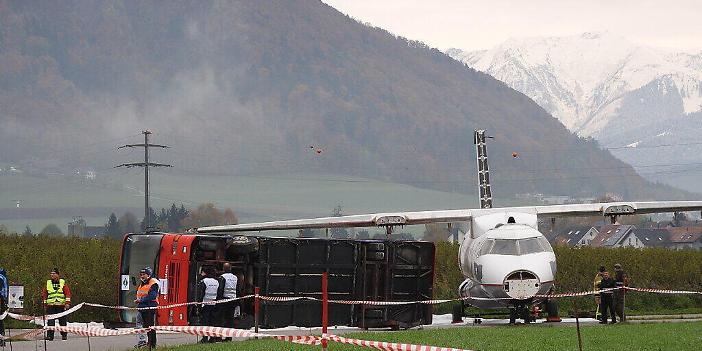 Das Übungsszenario in Belp: Flugzeug rutscht über Piste hinaus und prallt gegen Linienbus.