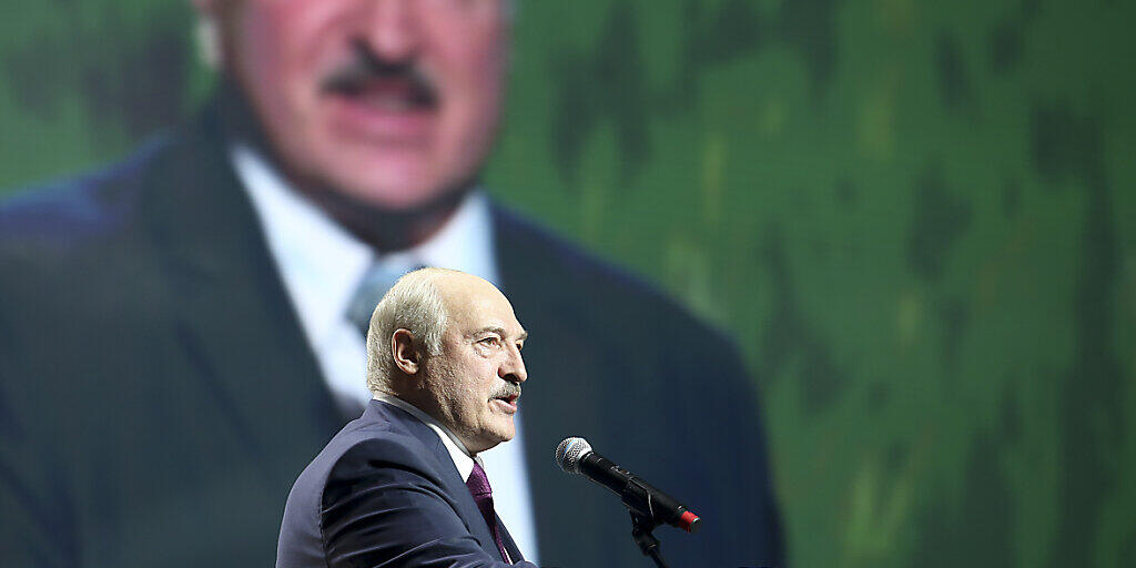 Alexander Lukaschenko (M), Präsident von Belarus, gestikuliert bei einer Rede. Foto: Uncredited/TUT.by/AP/dpa