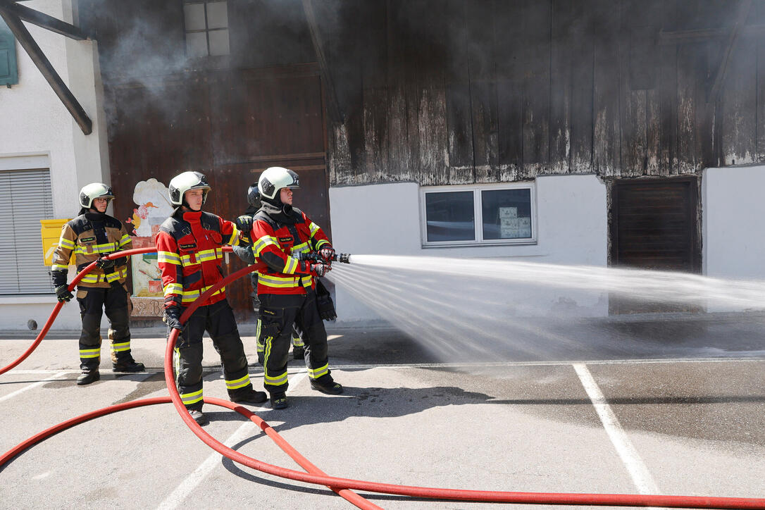Schluss&uuml;bung beim Kurs f&uuml;r neue Feuerwehrleute beim "Restaurant L&ouml;wen&raquo; in Gamprin-Bendern.