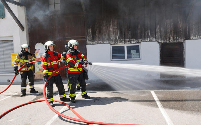 Schluss&uuml;bung beim Kurs f&uuml;r neue Feuerwehrleute beim "Restaurant L&ouml;wen&raquo; in Gamprin-Bendern.