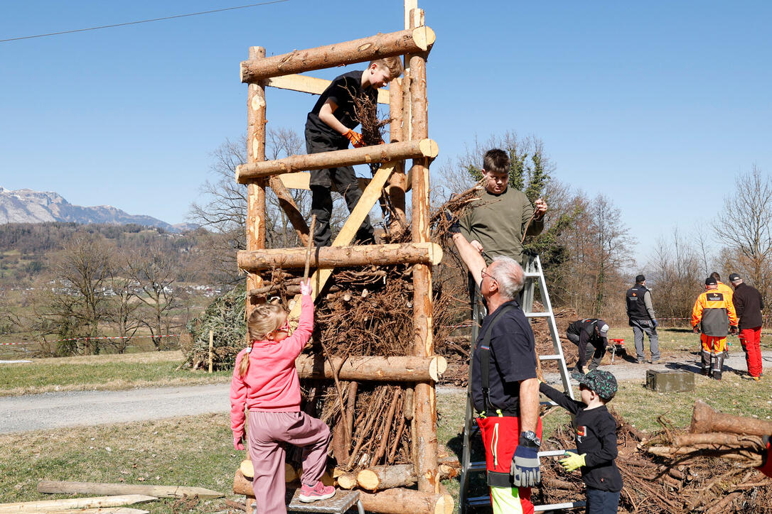 Kinder bauen Funken in Schaanwald