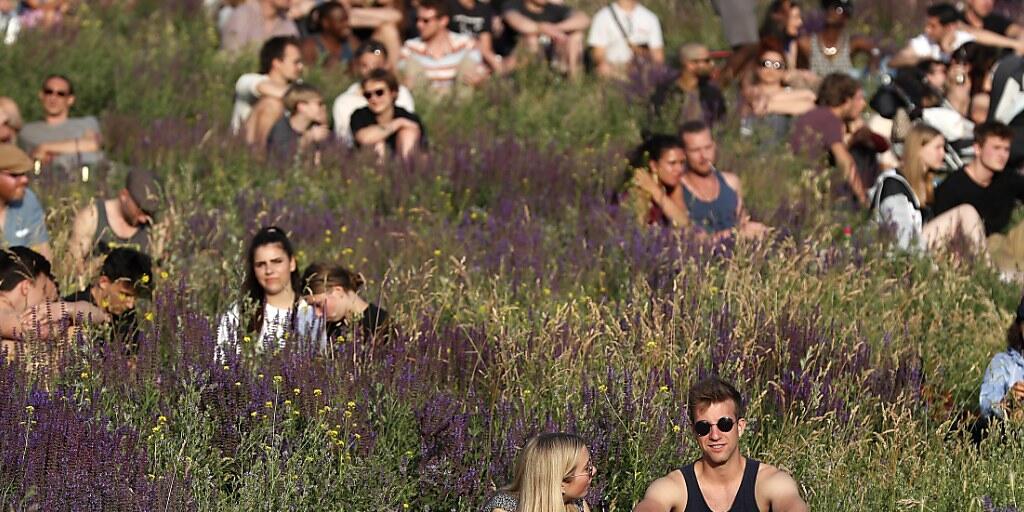 Festivalbesucher im Berliner Mauerpark. Ein neues Angebot für Touristen in der deutschen Hauptstadt sieht vor, dass Gäste dort putzen, wo andere feiern. (Archivbild)