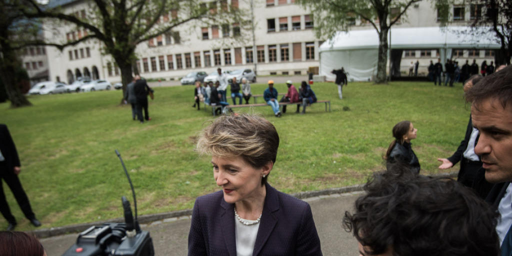 Bundesrätin Simonetta Sommaruga wird am Tag der offenen Tür des Bundesasylzentrums in Losone von Medienschaffenden befragt.