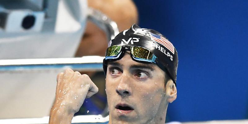 Michael Phelps freut sich über den Sieg über 200 m Delfin