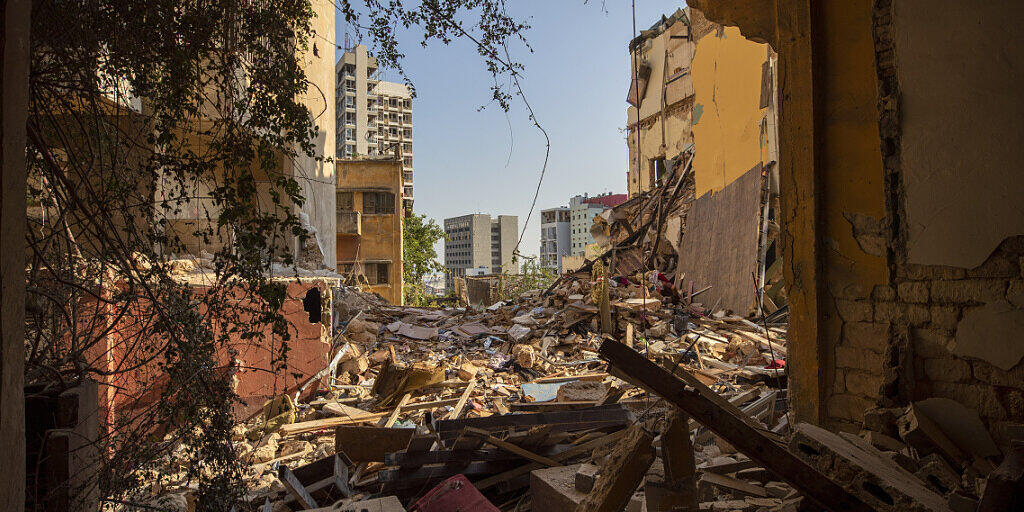 Zerstörte Gebäude und Trümmer sind aus einem Raum zu sehen, in der Nähe des Ortes der verheerenden Explosion im Hafen Beiruts. Foto: Hassan Ammar/AP/dpa
