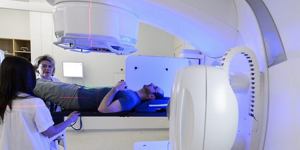 Krebserkrankungen nehmen laut der Gesundheitsstatistik 2019 in der Schweiz zwar zu, die Sterblichkeit geht aber zurück. (Symbolbild) Krebserkrankungen nehmen laut der Gesundheitsstatistik 2019 in der Schweiz zwar zu, die Sterblichkeit geht aber zurück. (Symbolbild)