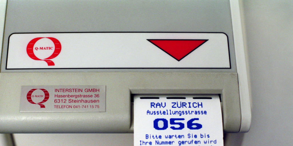 Bitte hinten anstehen: Die Schlangen vor dem Arbeitsvermittlungsamt werden wie jedes Jahr im Sommer wieder länger