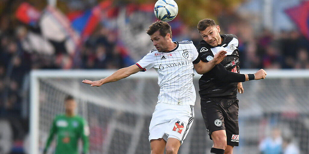 Valentin Stocker (links) gewinnt das Kopfballduell gegen Balint Vecsei