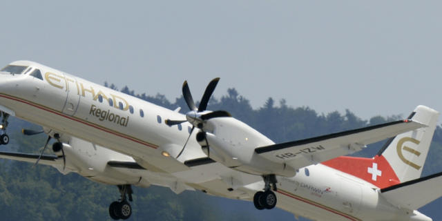 Ein Flugzeug von Etihad Regional beim Start in Zürich Kloten