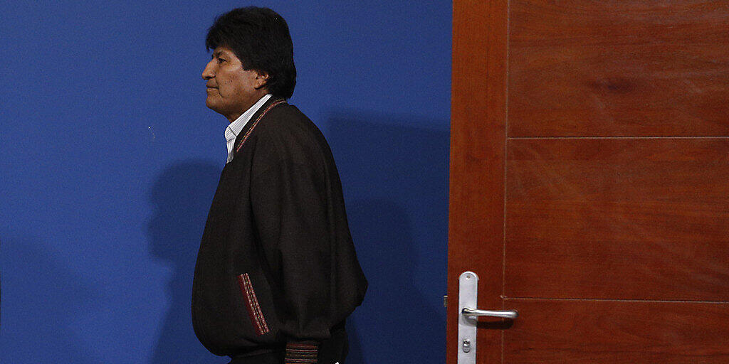 Boliviens abtrentender Präsident Evo Morales erscheint bei einer Pressekonferenz am Militärflughafen El Alto.
