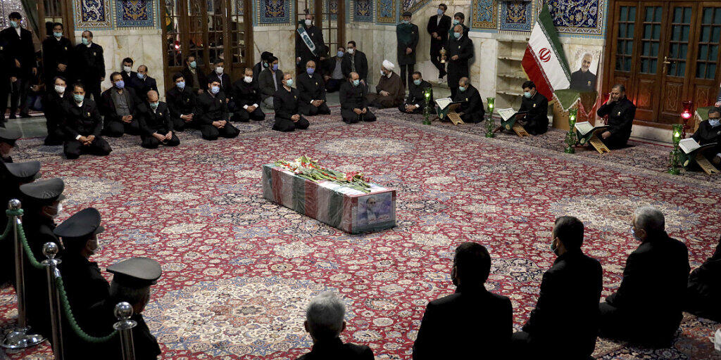 ARCHIV - Menschen beten am Sarg des ermordeten iranischen Atomphysikers Mohsen Fachrisadeh. Foto: --/Iranian Defense Ministry/AP/dpa - ACHTUNG: Nur zur redaktionellen Verwendung und nur mit vollständiger Nennung des vorstehenden Credits