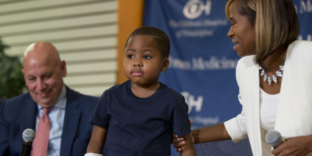 An der Operation von Zion Harvey (m.) waren Dutzende Ärzte beteiligt. Der achtjährige Junge hatte bereits vor der Transplantation gelernt, ohne Hände zu essen, zu schreiben und am Computer zu spielen