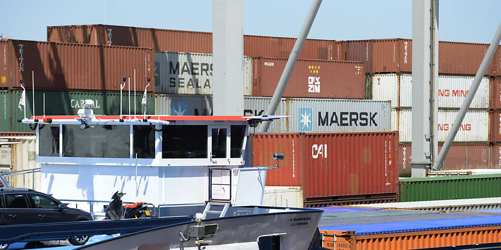 In den Rheinhafen kehrt nach einer viermonatigen Niedrigwasserperiode wieder Normalität ein: Güterschiffe erreichen Basel wieder vollbeladen. In den Rheinhafen kehrt nach einer viermonatigen Niedrigwasserperiode wieder Normalität ein: Güterschiffe erreichen Basel wieder vollbeladen.