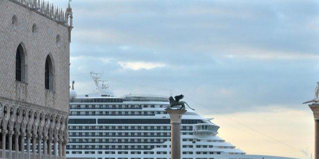 Kreuzfahrtschiff fährt an Venedigs Markusplatz vorbei