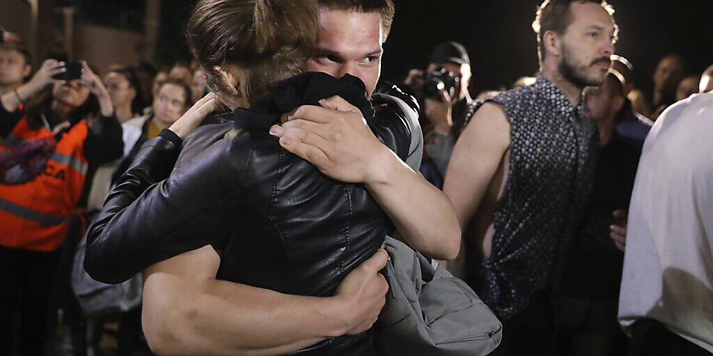 dpatopbilder - Ein Paar umarmt sich nach der Haftentlassung. Foto: Uncredited/AP/dpa