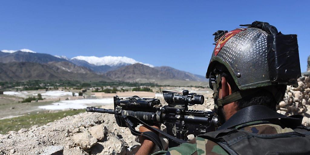 Ein afghanischer Soldat in der Nähe der Abwurfstelle der riesigen Bombe. Ein afghanischer Soldat in der Nähe der Abwurfstelle der riesigen Bombe.