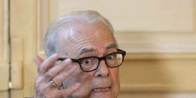 Patrick Modiano gestikuliert an einer Medienkonferenz