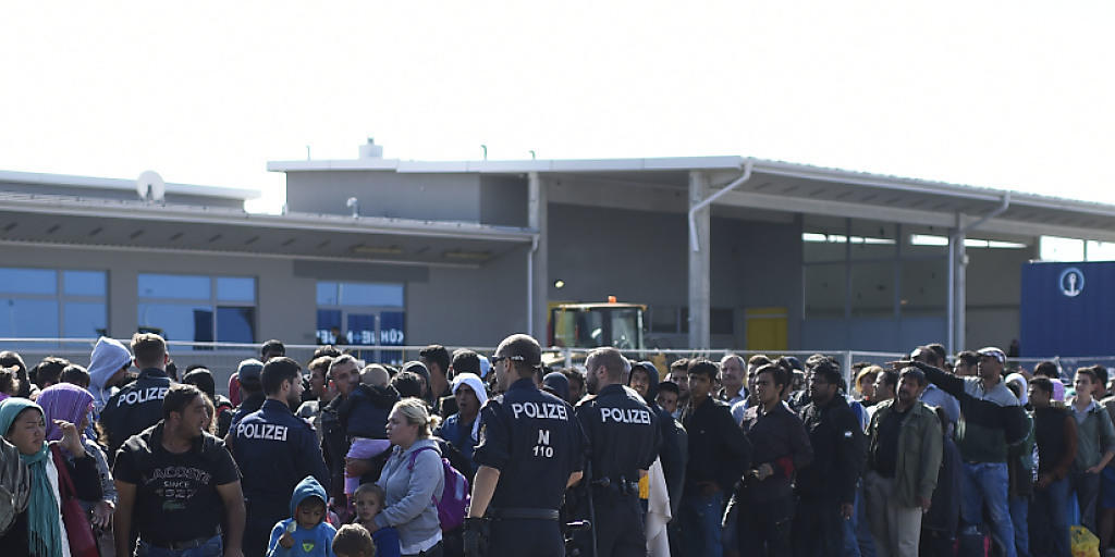 Flüchtlinge aus Ungarn an der österreichisch-ungarischen Grenze in Nickelsdorf im Burgenland. Flüchtlinge aus Ungarn an der österreichisch-ungarischen Grenze in Nickelsdorf im Burgenland.