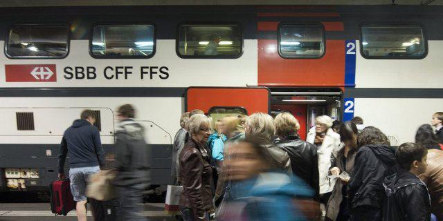 Täglich fahren 1, 3 Millionen Menschen mit der Eisenbahn (Archiv) Täglich fahren 1, 3 Millionen Menschen mit der Eisenbahn (Archiv)
