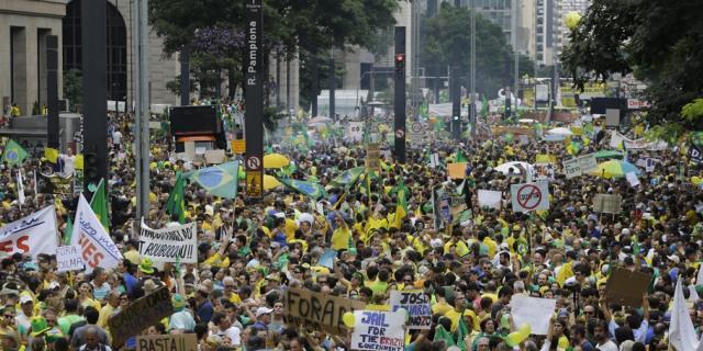 Unzählige Demonstranten protestieren in Sao Paulo gegen Rousseff