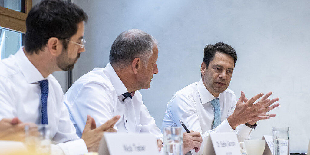 Von links: Cemsuisse-Direktor Stefan Vannoni, Francis Krähenbühl, CEO und VR-Präsident der Emil Egger & Cie SA, sowie Swissmem-Direktor Stefan an einem Mediengespräch zum Thema "Die Industrie ist ein verlässlicher Partner in der Klimapolitik" am Donnerstag in Bern.