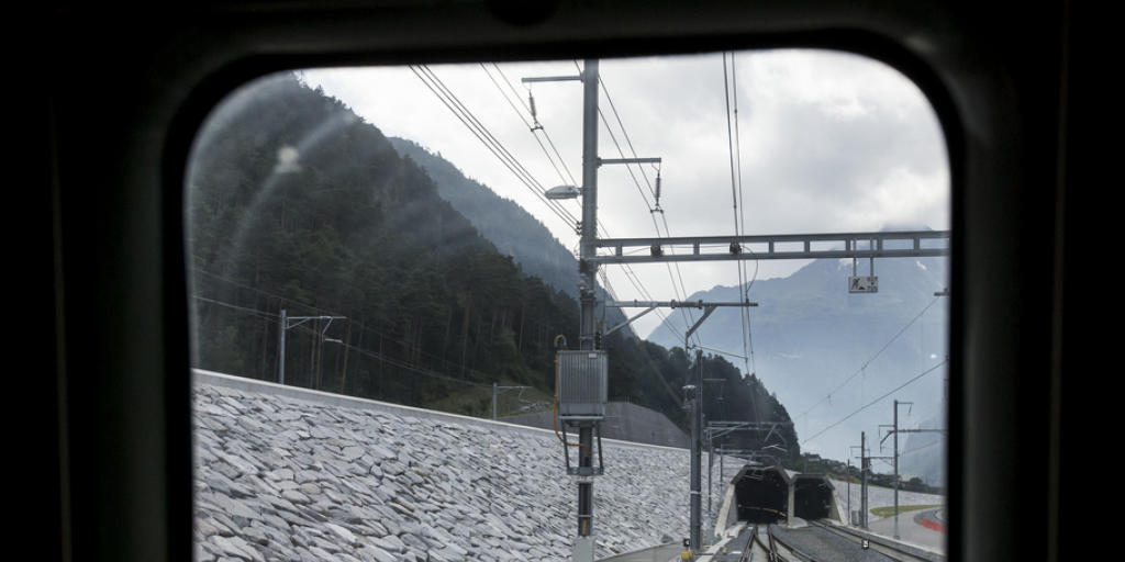 Blick aus dem Zugfenster in den Gotthard-Basistunnel. Geht alles nach Plan, durchqueren nächsten Sommer die ersten Passagiere die 57 Kilometer lange Tunnelstrecke.
