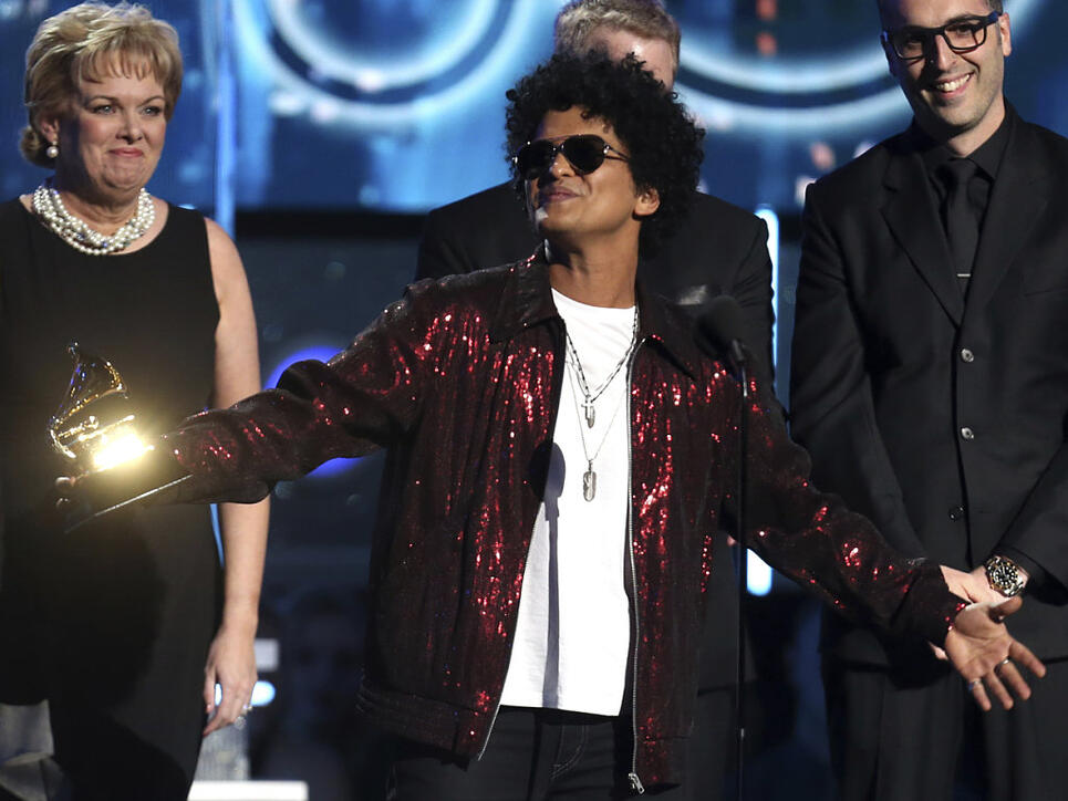 Bruno Mars holte bei der diesjährigen Vergabe der Grammy-Musikpreise in New York sechs Auszeichnungen, darunter für das "Album des Jahres".