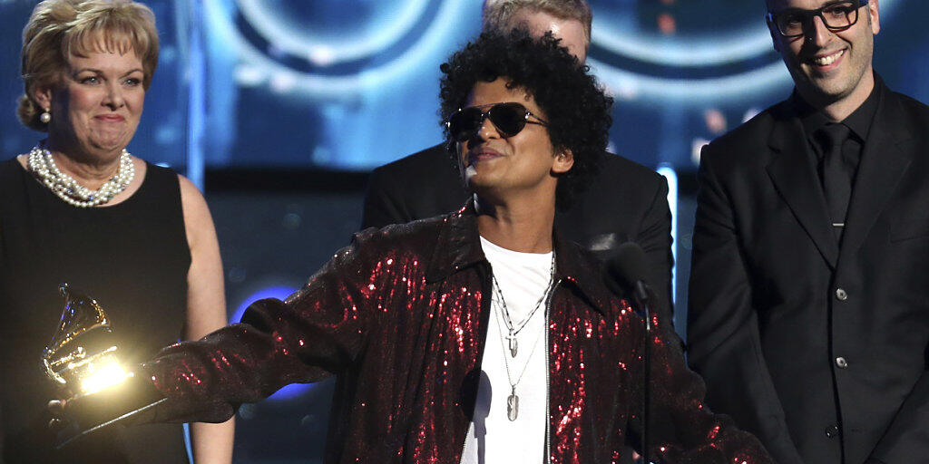 Bruno Mars holte bei der diesjährigen Vergabe der Grammy-Musikpreise in New York sechs Auszeichnungen, darunter für das "Album des Jahres".