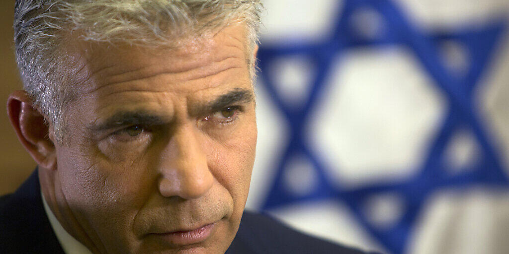 ARCHIV - Yair Lapid, Parteivorsitzender Jesch Atid Partei, gibt ein Interview. Der israelische Oppositionsführer hat den Rücktritt von Ministerpräsident Netanjahu gefordert. «Er hat die Kontrolle verloren», sagte Lapid am Montag. Er warf dem 70-Jährigen Versagen in der Corona-Krise vor. Foto: Sebastian Scheiner/AP/dpa
