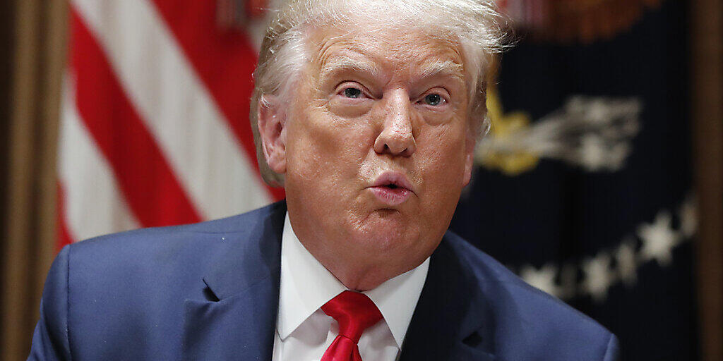 dpatopbilder - Die US-Regierung warnt schon länger vor der angeblichen Gefahr, dass über Tiktok Daten von Amerikanern in die Hände chinesischer Behörden geraten könnten. Zugleich will Präsident Trump Pekings Einfluss in den USA mit aller Macht zurückdrängen. Foto: Alex Brandon/AP/dpa dpatopbilder - Die US-Regierung warnt schon länger vor der angeblichen Gefahr, dass über Tiktok Daten von Amerikanern in die Hände chinesischer Behörden geraten könnten. Zugleich will Präsident Trump Pekings Einfluss in den USA mit aller Macht zurückdrängen. Foto: Alex Brandon/AP/dpa