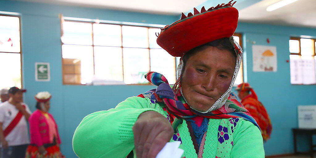 Eine indigene Frau bei der Stimmabgabe in Cusco in Peru.