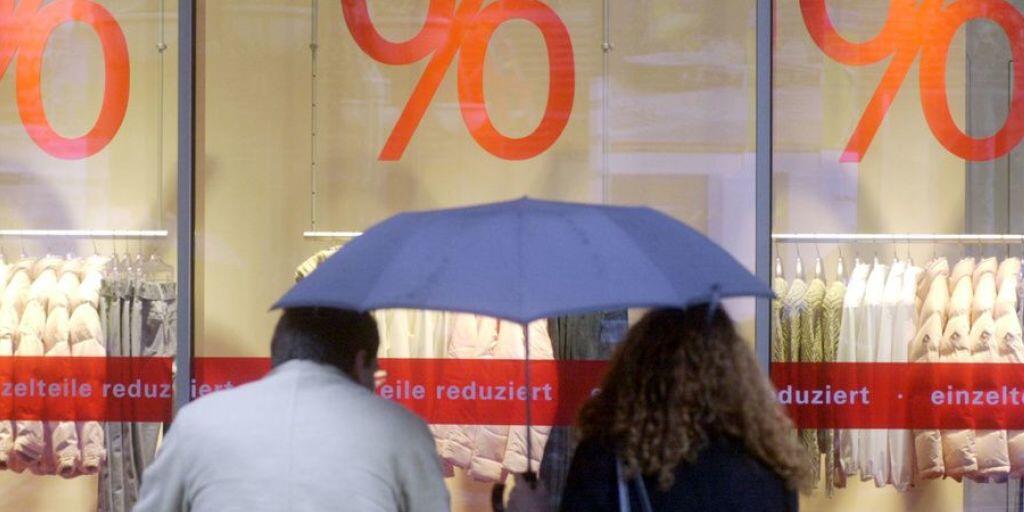 Kaufen oder warten, bis der Preis eventuell noch weiter runtergeht? Eine Studie der Uni Zürich hat erforscht, wie Entscheidungen bei nicht synchronen Wahlmöglichkeiten getroffen werden. Fazit: Warten bedeutet oft, Erwartungen runterschrauben, beispielsweise auch bei der Partnerwahl. (Archivbild)
