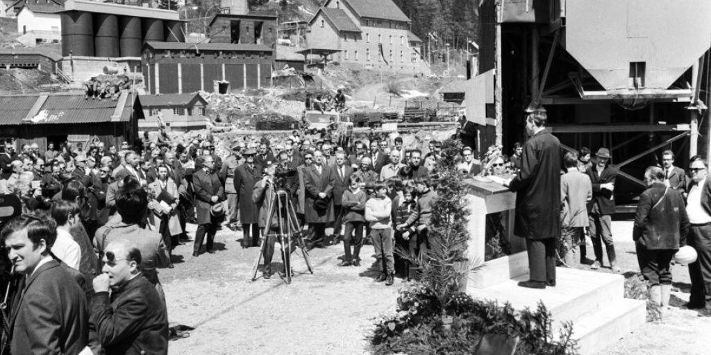 Vor 50 Jahren, am 5. Mai 1970, wurden die Bauarbeiten für den Gotthard Strassentunnel feierlich gestartet. Bundesrat Hanspeter Tschudi (am Pult) hielt die Eröffnungsrede. (Archivbild)