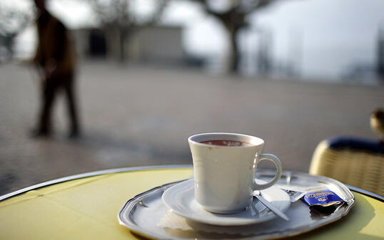 Eine Tasse Kaffee könnte im kommenden Jahr bis zu 10 Prozent teurer werden. 2020 kostet ein Café crème in den Schweizer Restaurants im Durchschnitt 4,25 Franken.(Archivbild)