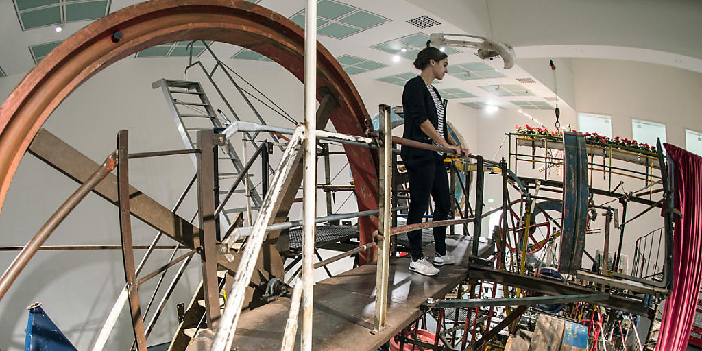 Eine Museumsmitarbeiterin betrachtet die "Meta-Maxi-Maxi-Utopia"-Maschine von Jean Tinguely. Vom 23.4.-14.08.2016 zeigt das Museum Kunstpalast in Düsseldorf die Ausstellung "Jean Tinguely. Super Meta Maxi". (Foto dpa) Eine Museumsmitarbeiterin betrachtet die "Meta-Maxi-Maxi-Utopia"-Maschine von Jean Tinguely. Vom 23.4.-14.08.2016 zeigt das Museum Kunstpalast in Düsseldorf die Ausstellung "Jean Tinguely. Super Meta Maxi". (Foto dpa)