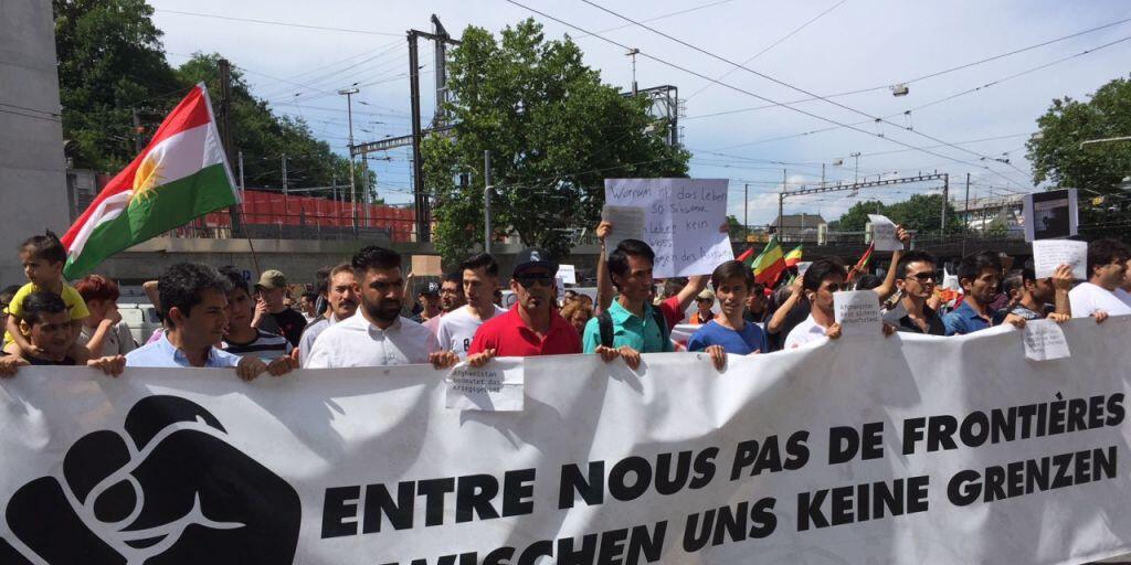 Rund 2000 Menschen haben am Samstagnachmittag in Bern für die Rechte von Sans Papiers und Flüchtlingen demonstriert.