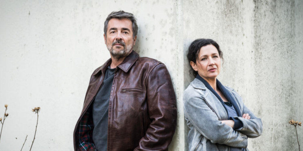 Dumm gelaufen: In der Tatort-Folge "Friss oder stirb" vom 30. Dezember werden die Ermittler Reto Flückiger (Stefan Gubser) und Liz Ritschard (Delia Mayer) Opfer einer Geiselnahme. (SRF)