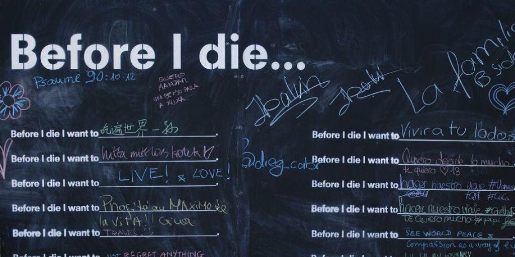 Die Wahrscheinlichkeit, in jungen Jahren zu sterben, ist in der Schweiz sehr gering: 2016 betrafen nur 2,8 Prozent der 65'000 Todesfälle Menschen unter 44 Jahren. (Bild: interaktives Kunstprojekt in Lausanne 2015) Die Wahrscheinlichkeit, in jungen Jahren zu sterben, ist in der Schweiz sehr gering: 2016 betrafen nur 2,8 Prozent der 65'000 Todesfälle Menschen unter 44 Jahren. (Bild: interaktives Kunstprojekt in Lausanne 2015)