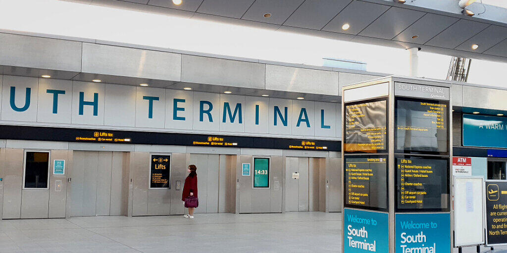 Eine Frau wartet im Süd-Terminal auf einen Aufzug im Flughafen Gatwick. Wegen der in Großbritannien entdeckten neuen Variante des Coronavirus werden Flüge von dort nach Deutschland und in andere EU-Staaten weitgehend gestoppt. Foto: Gareth Fuller/PA Wire/dpa Eine Frau wartet im Süd-Terminal auf einen Aufzug im Flughafen Gatwick. Wegen der in Großbritannien entdeckten neuen Variante des Coronavirus werden Flüge von dort nach Deutschland und in andere EU-Staaten weitgehend gestoppt. Foto: Gareth Fuller/PA Wire/dpa