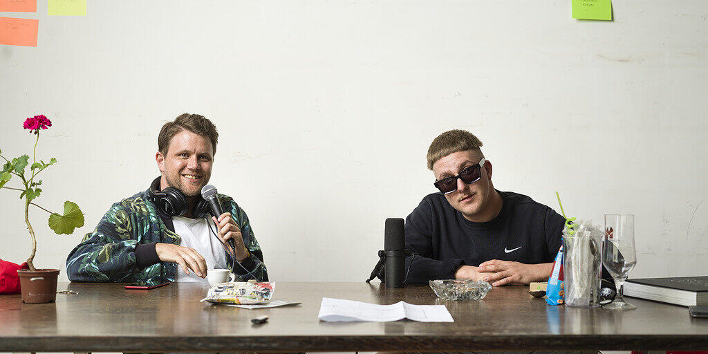 Geplauder am Küchentisch: Die Rapper Knackeboul (alias David Lukas Kohler, links) und Luuk (alias Lukas Gantenbein, rechts) versprechen Trash mit "Pottcast - der erste Podcast mit tiefem Niveau". Doch so trivial sind die beiden Wortakrobaten nicht. Geplauder am Küchentisch: Die Rapper Knackeboul (alias David Lukas Kohler, links) und Luuk (alias Lukas Gantenbein, rechts) versprechen Trash mit "Pottcast - der erste Podcast mit tiefem Niveau". Doch so trivial sind die beiden Wortakrobaten nicht.