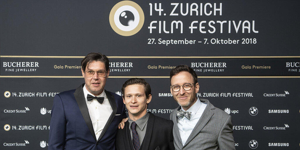 Die Erfolgsgeschichte von "Wolkenbruch" geht weiter: Die Komödie von Regisseur Michael Steiner (links), Drehbuchautor Thomas Meyer (rechts) und mit Hauptdarsteller Joel Basman (Mitte) wird als erster Schweizer Film auf Netflix ausgestrahlt. (Archivbild)