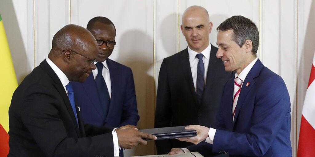 Aussenminister Ignazio Cassis (vorne rechts) und sein beninischer Amtskollege Aurélien Agbénonci bei der Unterzeichnung eines Projektabkommens. Hinten Benins Präsident Patrice Talon (links) und Bundespräsident Alain Berset.