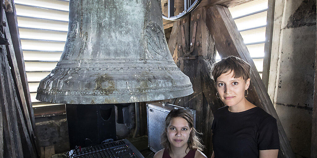 Mischpult und Lautsprecher statt Glocke im Einsatz: Die Kunststudentinnen Klarissa Flückiger und Mahtola Wittmer lassen bis am 30. Juli vom Kirchturm der Luzerner Peterskapelle ein Handygeklingel ertönen.