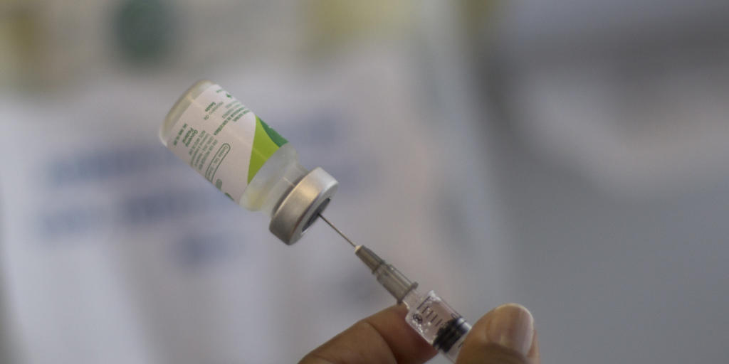 Spritze mit Impfstoff: In den USA kündigt eine Gesundheitsbehörde Tests an Menschen mit einer Impfung gegen das Zika-Virus an. (Symbolbild)