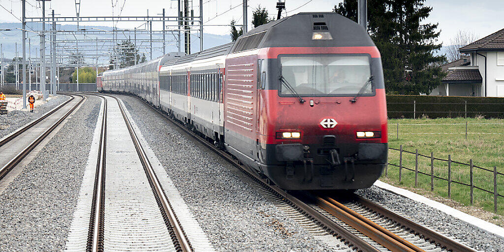 Bis 2025 wollen die SBB ausschliesslich mit erneuerbarer Energie unterwegs sein. (Archivbild) Bis 2025 wollen die SBB ausschliesslich mit erneuerbarer Energie unterwegs sein. (Archivbild)