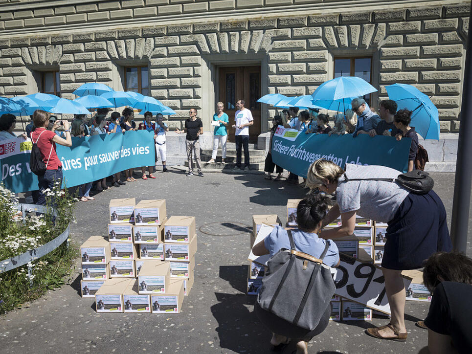 Übergabe der Petition für "sichere und legale Fluchtwege in die Schweiz" am Donnerstag in Bern.