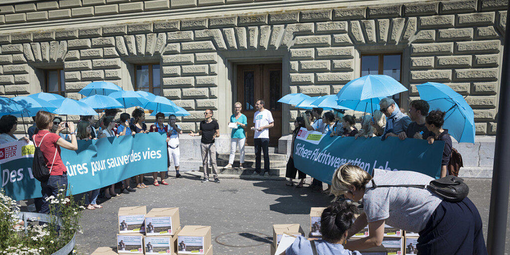 Übergabe der Petition für "sichere und legale Fluchtwege in die Schweiz" am Donnerstag in Bern.